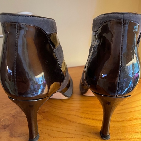 VANELi 7.5 Grey Suede Brown Patent leather ankle boots with zippers. 3” heel. - Picture 4 of 7